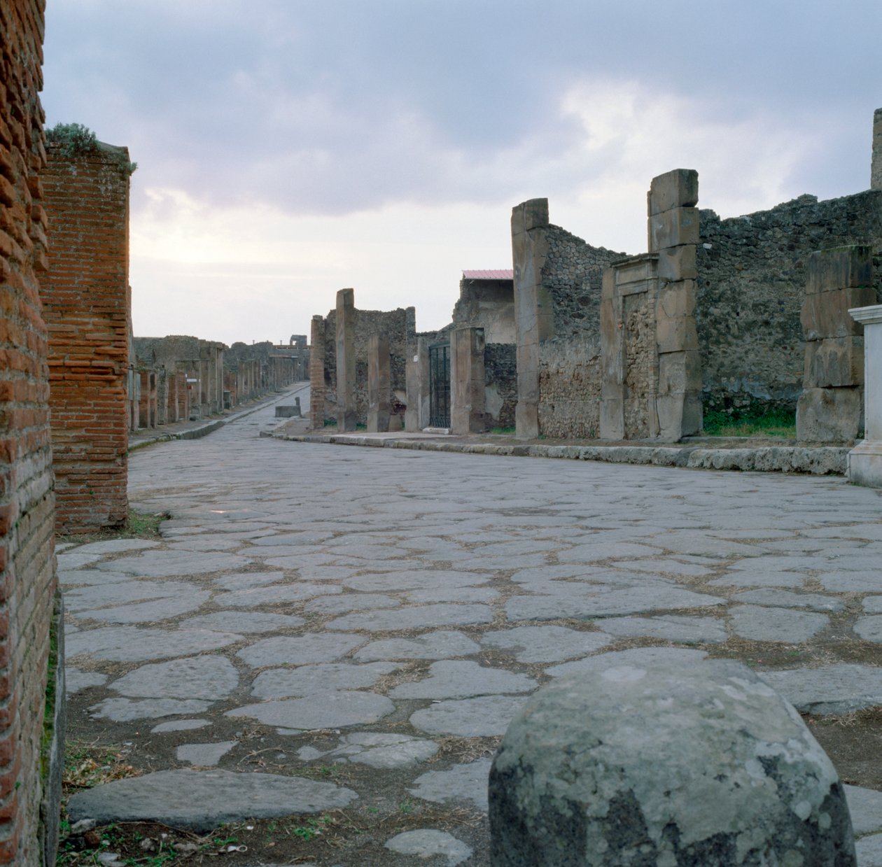 En brostensbelagt romersk vej i Pompeji, Italien af Unbekannt