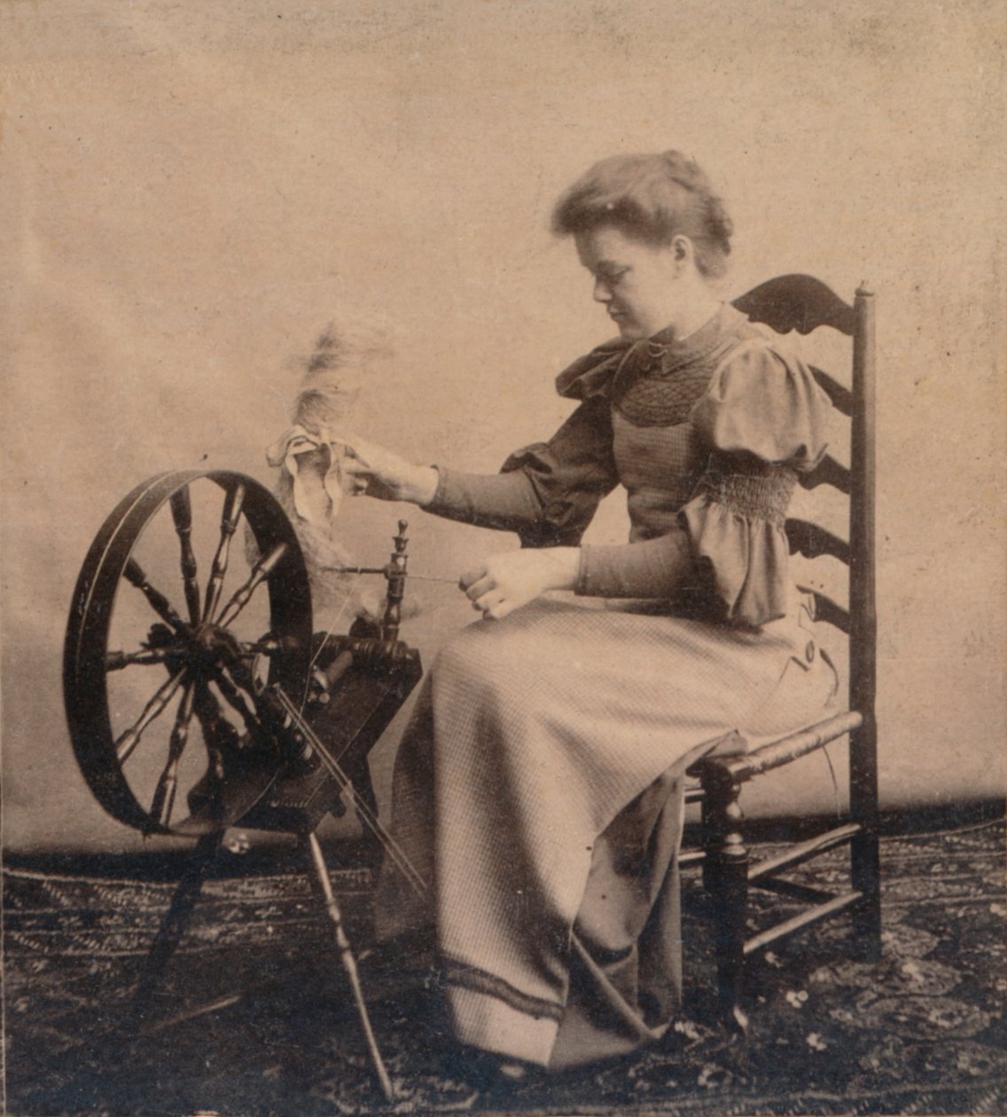 En dame ved et snurrende hjul c1900 af Unbekannt
