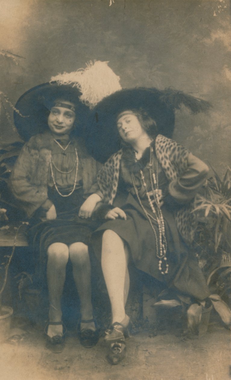 Et studiefotografi af to damer, c1910 af Unbekannt