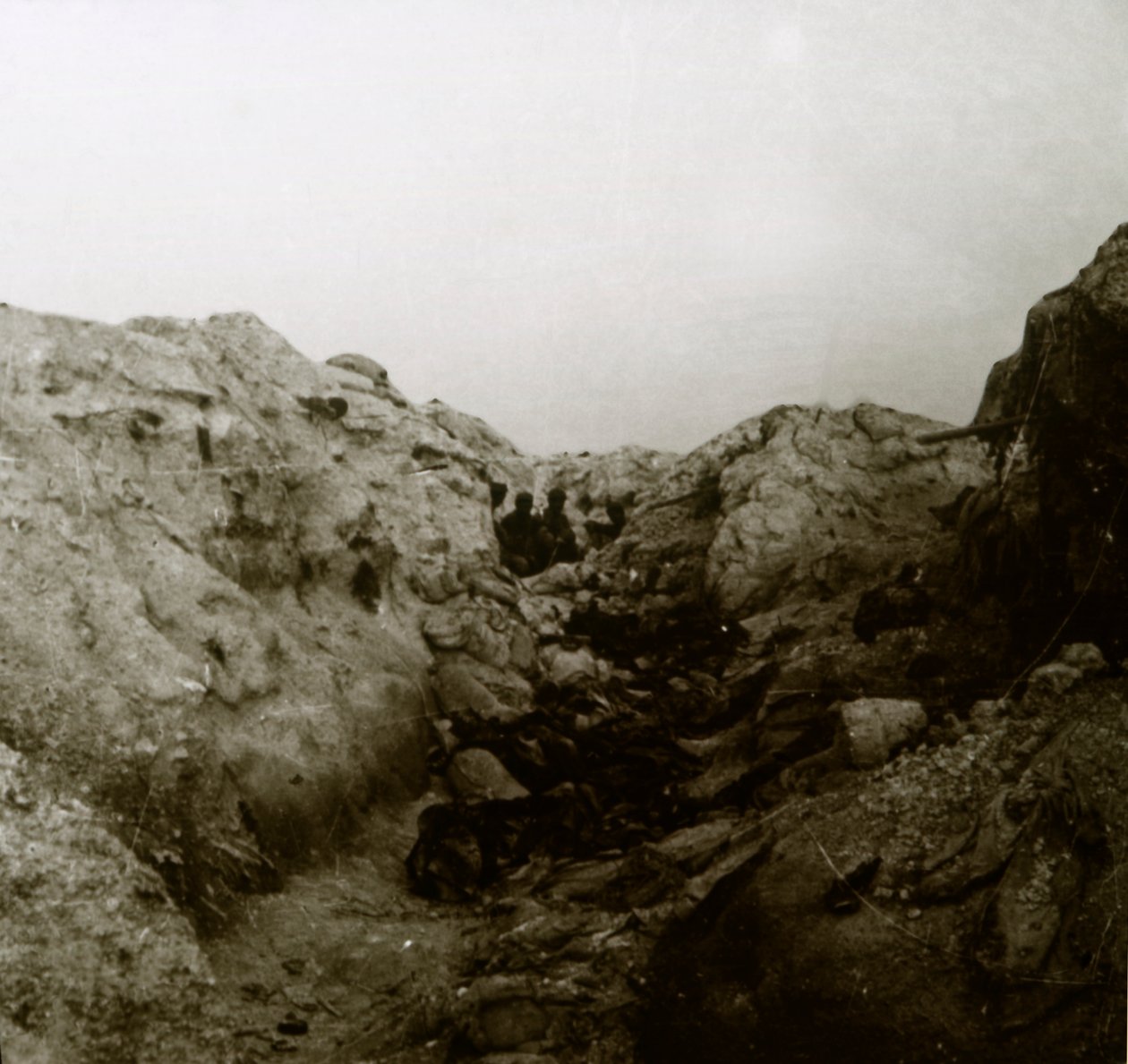 Efter angrebet, Rozieres, Frankrig, c1914-c1918 af Unbekannt