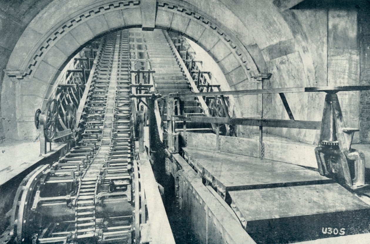 En rulletrappe under konstruktion, 1922. af Unbekannt