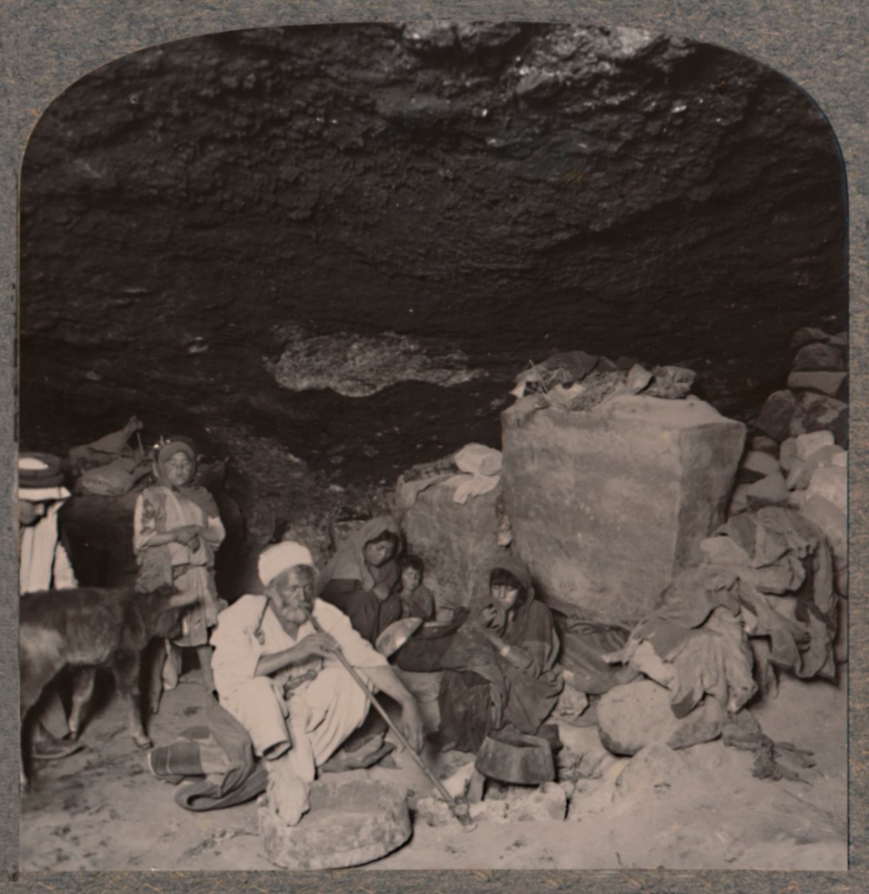 Beduin-huleboere i deres huler, ca. 1900 af Unbekannt