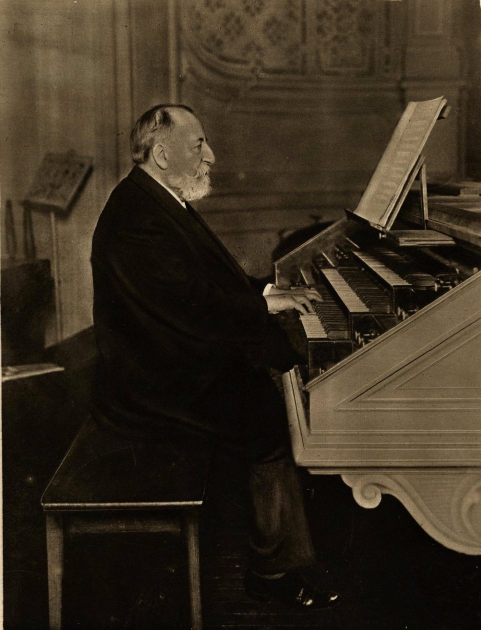Camille Saint-Saëns 1835-1921 ved orglet, 1913. af Unbekannt