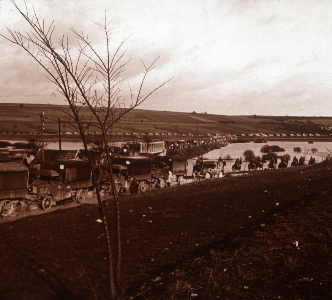 Søjle af lastbiler, Verdun, Nordfrankrig, c1914-c1918 af Unbekannt