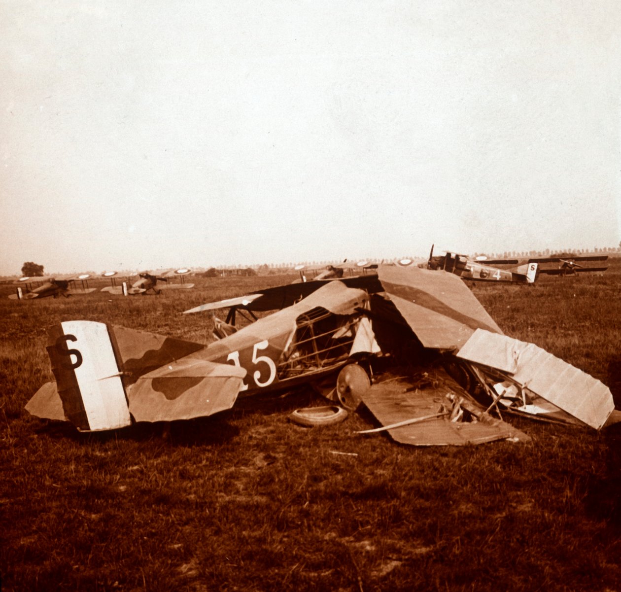 Nedstyrtet fly, c1914-c1918 af Unbekannt