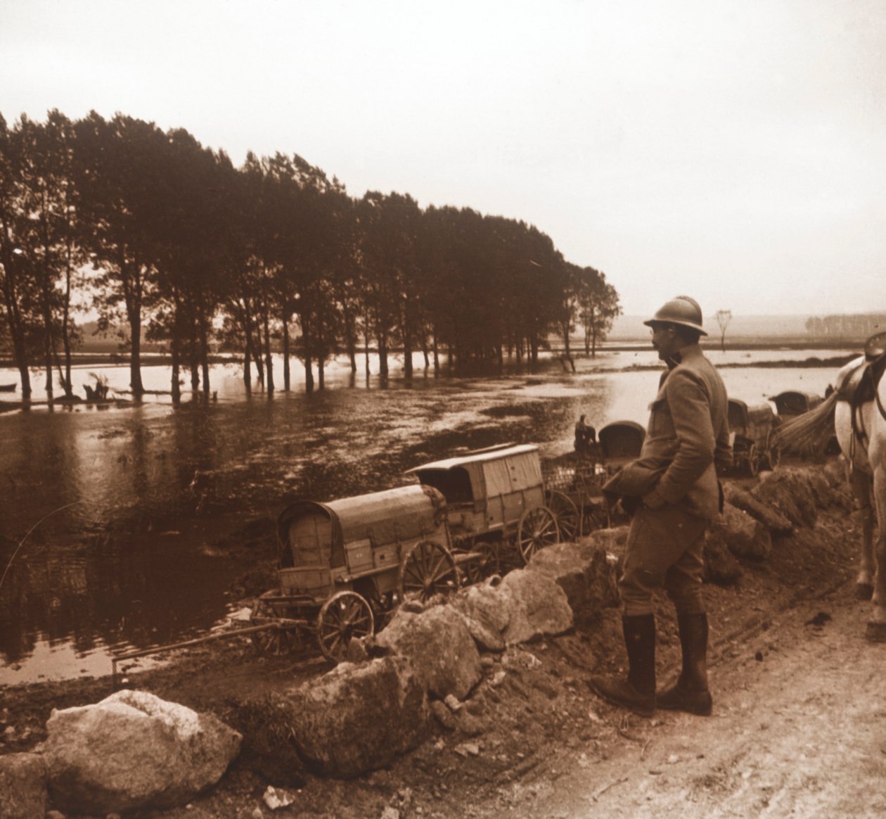 Beskadigede køretøjer, Meuse, Nordfrankrig, c1914-c1918 af Unbekannt