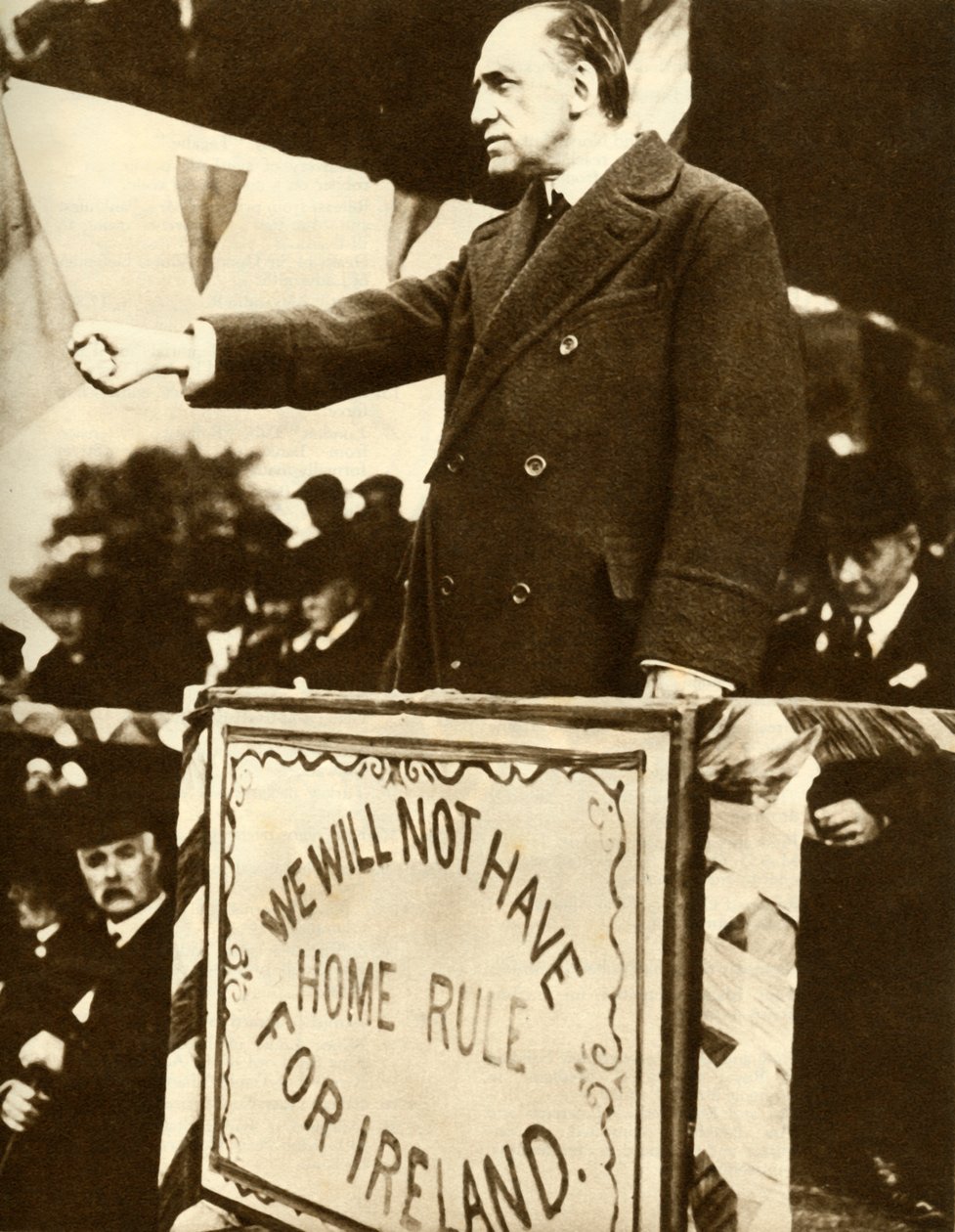 Edward Carson holder en tale, 1912, 1935. af Unbekannt
