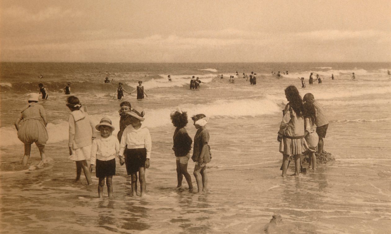 Børn ved Badet, Børn der bader, c1900. af Unbekannt