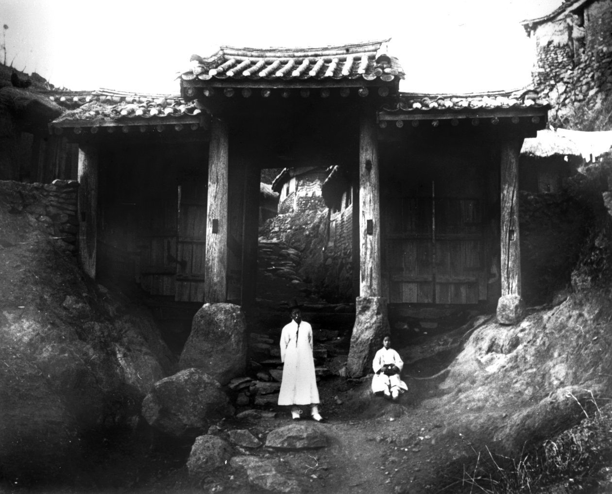 Indgang til en landsby, Korea, 1900 af Unbekannt