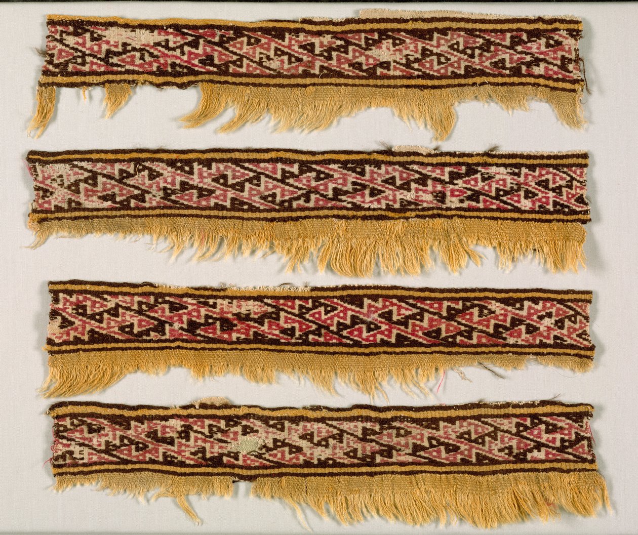 Fire kantstrimler, ca. 1100-1400. af Unbekannt