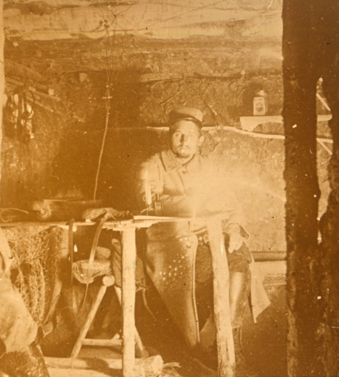 Fransk soldat under jorden, c1914-c1918 af Unbekannt