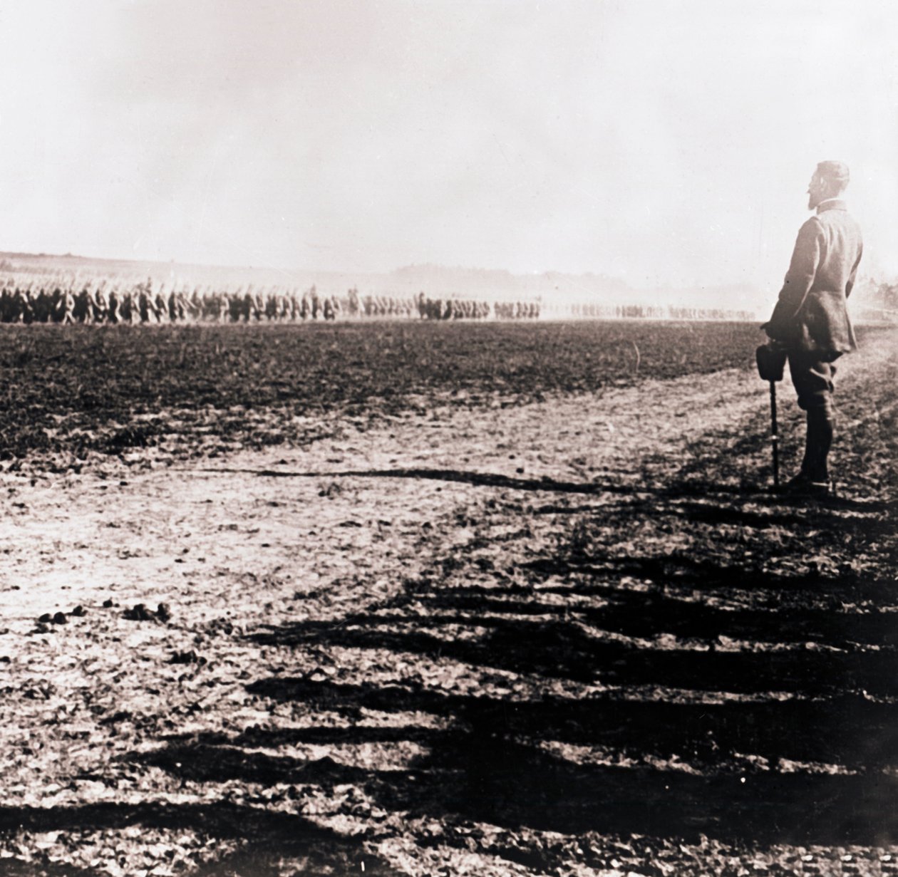 General Henri Gouraud opmåling af tropper, c1914-c1918. af Unbekannt