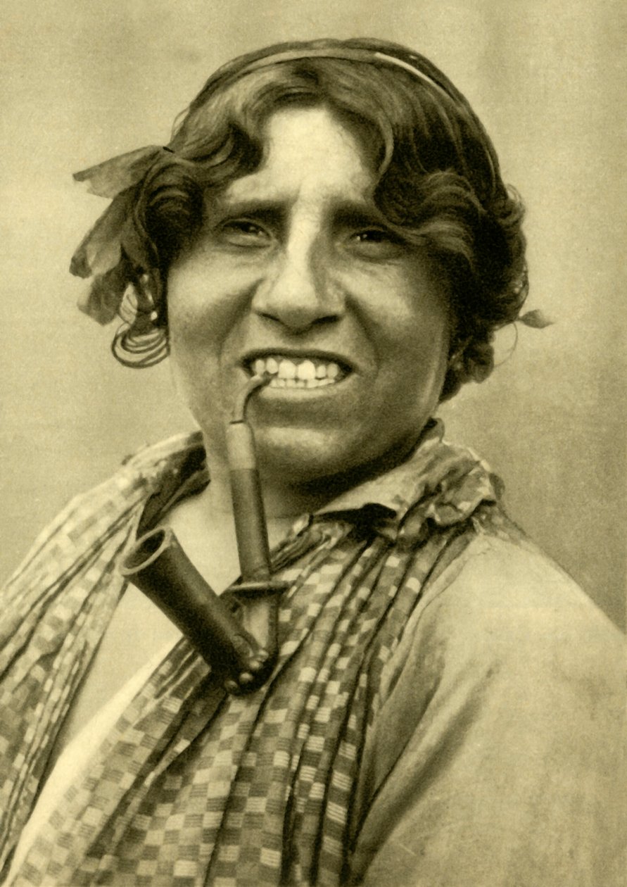 Sigøjnerkvinde ryger pibe, Burgenland, Østrig, c1935. af Unbekannt