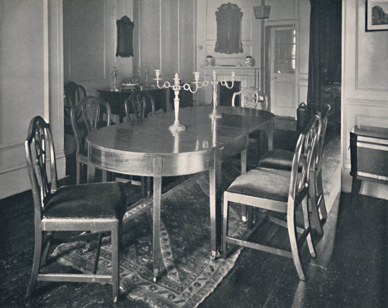 Hepplewhite mahogni spisestuemøbler, 1760-1770, 1928 af Unbekannt