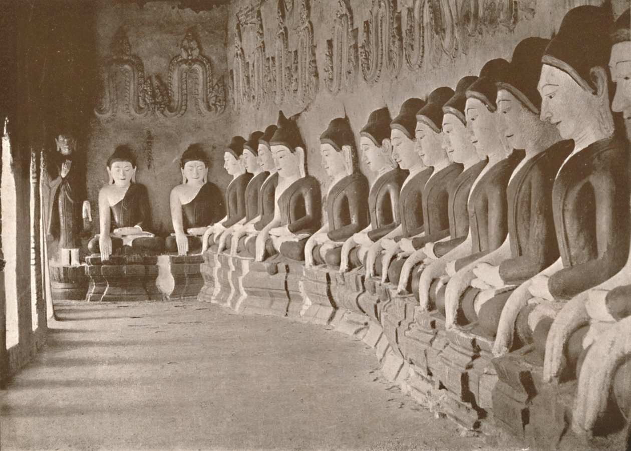 Interiør af buddhistisk tempel, Sagaing, 1900. af Unbekannt