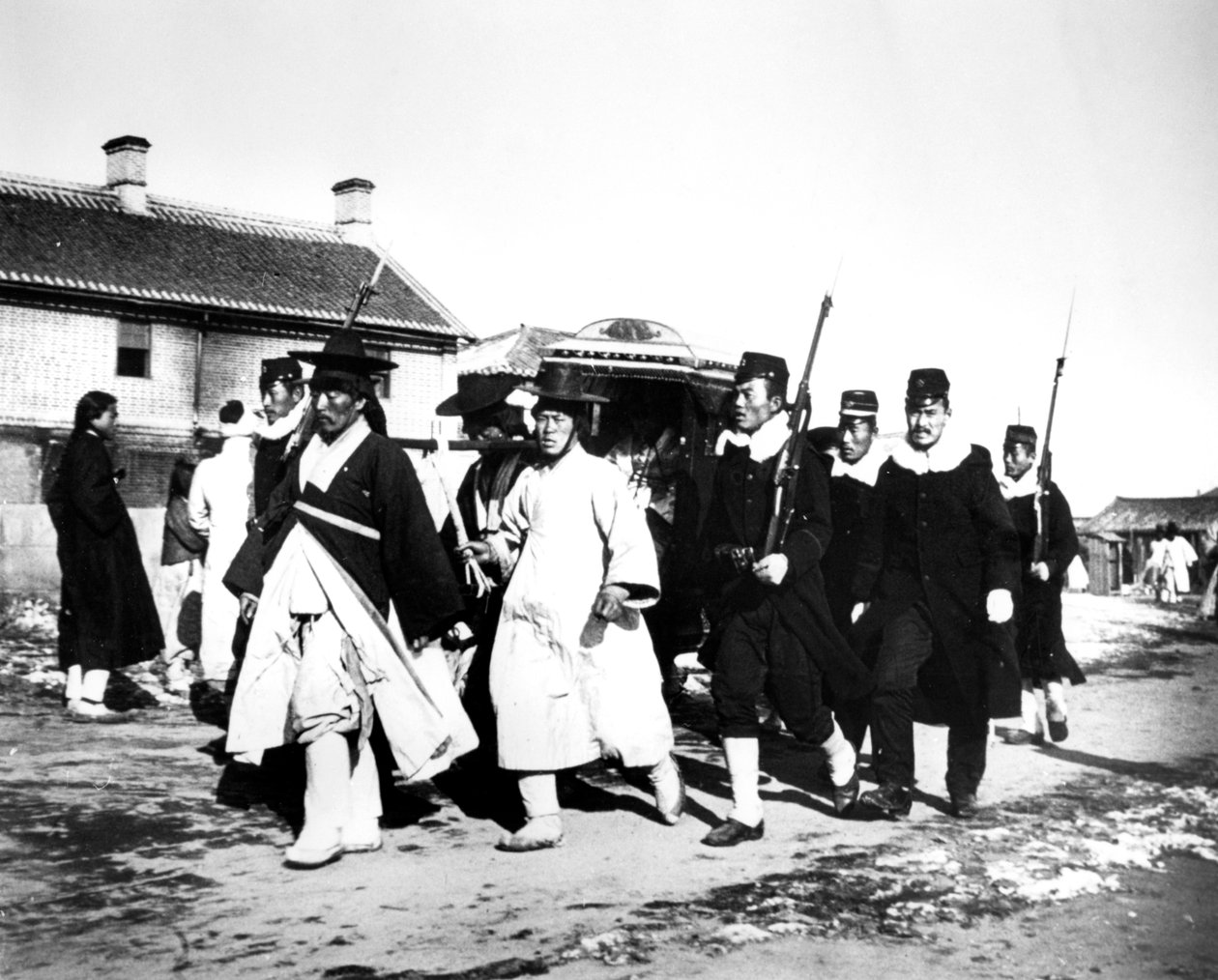 Japanese officials and soldiers, Korea, 1900 af Unbekannt