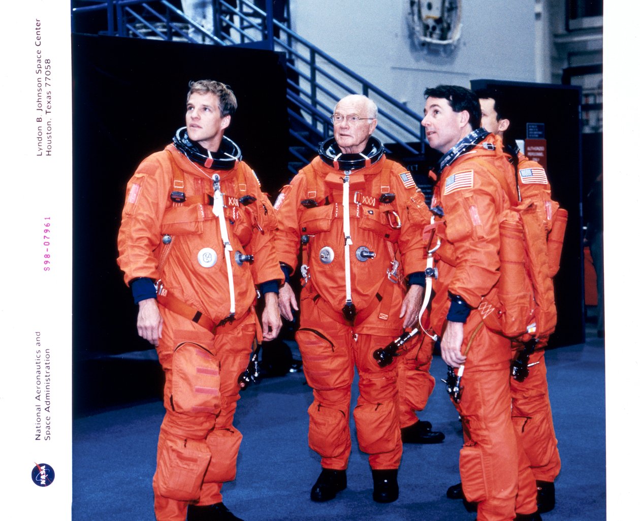 John H Glenn og besætningsmedlemmer, juni 1998 af Unbekannt