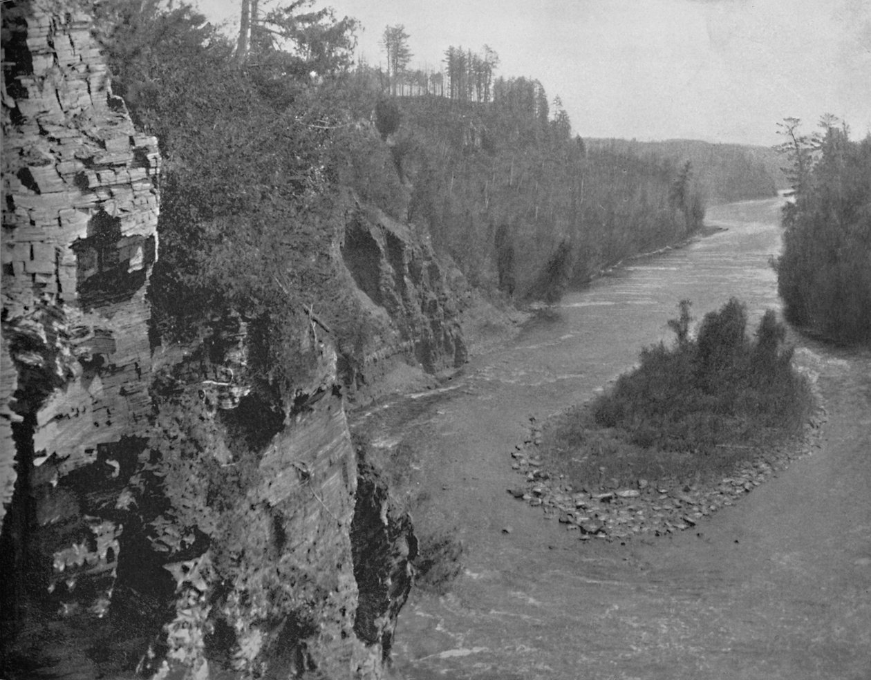 Kaministiquia-floden, under Kakabeka-vandfaldet, c1897. af Unbekannt