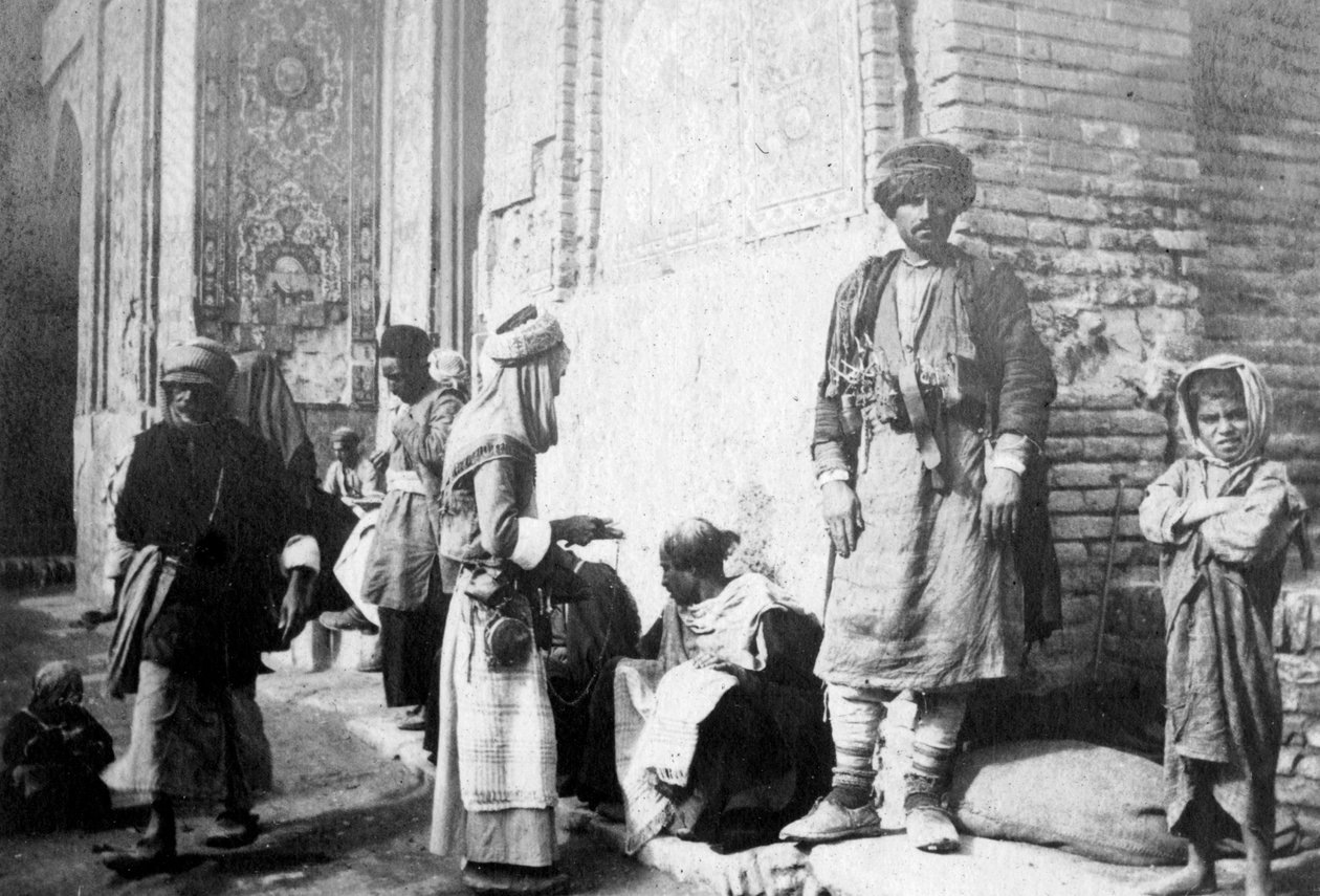 Kurdisk barber, uden for Kazimain-moskeen, Irak, 1917-1919 af Unbekannt