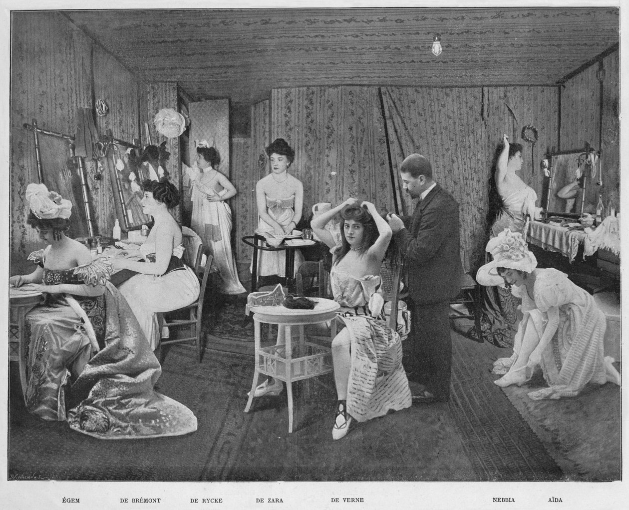 Dressing In The Lodges, 1900 af Unbekannt