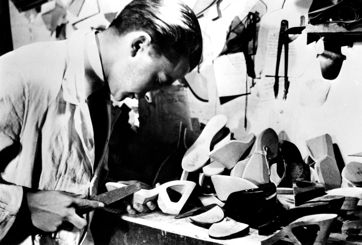 Fremstilling af træskosåler, tysk-besatte Paris, februar 1941 af Unbekannt
