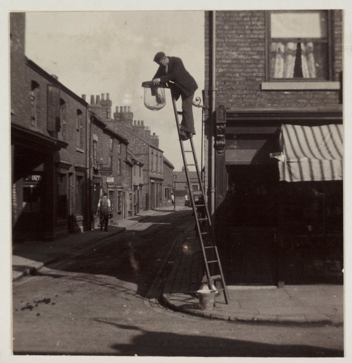 Mand, der renser en gasgadelygte, c 1905 af Unbekannt