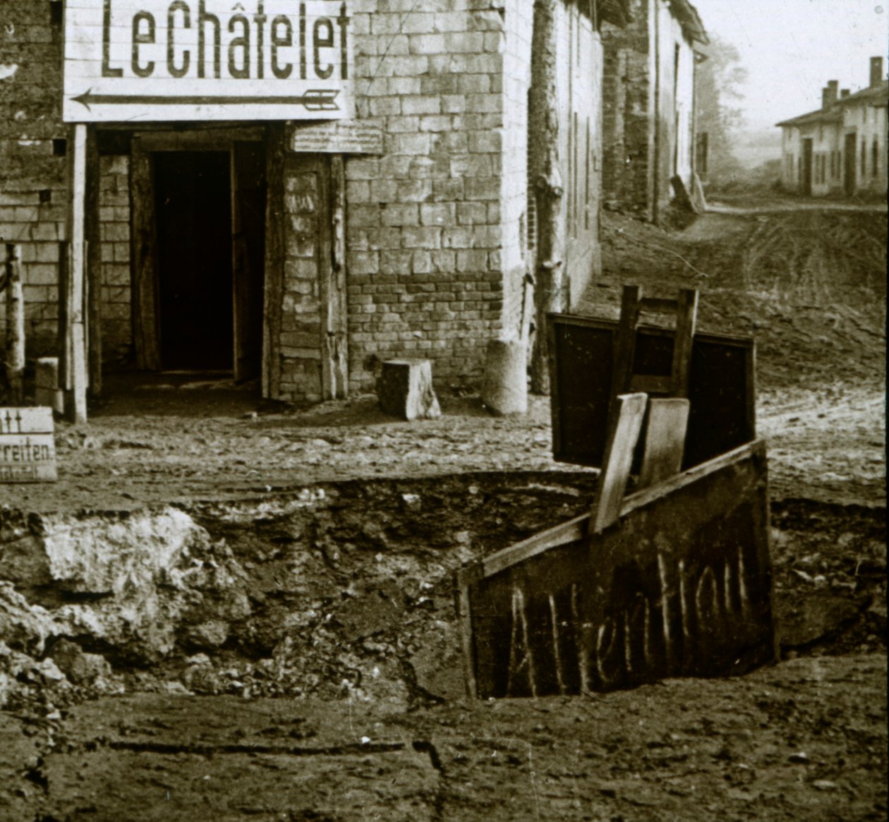 Mined crossroads, Le Chatelet, Frankrig, c1914-c1918 af Unbekannt