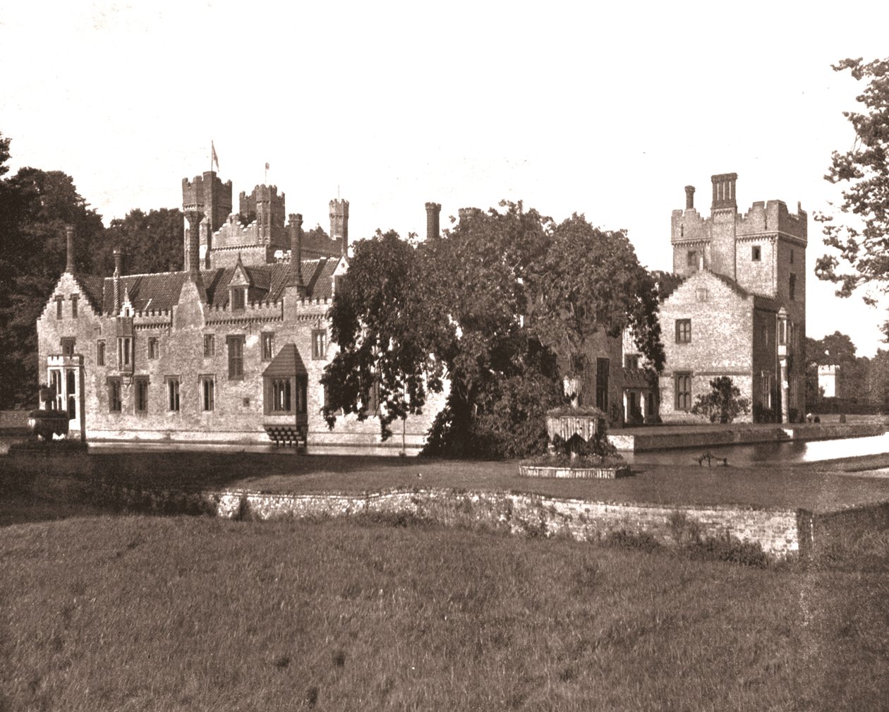 Oxburgh Hall, Norfolk, 1894. af Unbekannt
