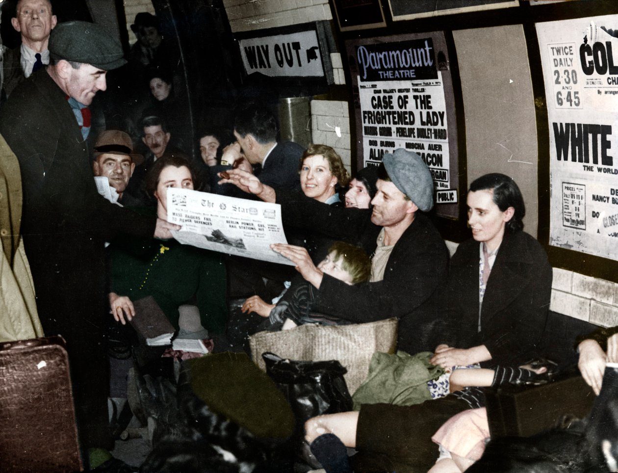 Papirsælger nede i undergrunden, London, ca. 1940 af Unbekannt