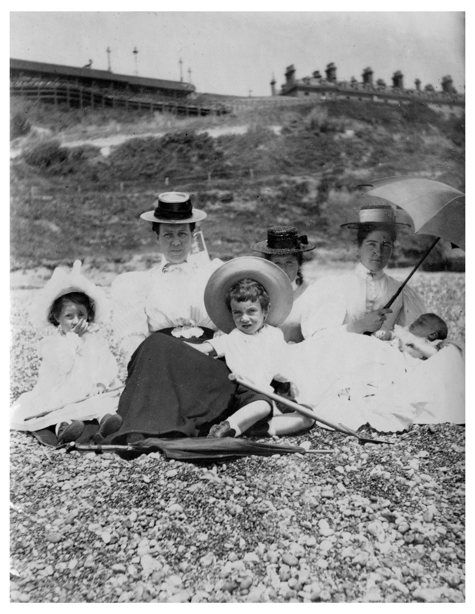 Mennesker på en strand, c1890-1909 af Unbekannt