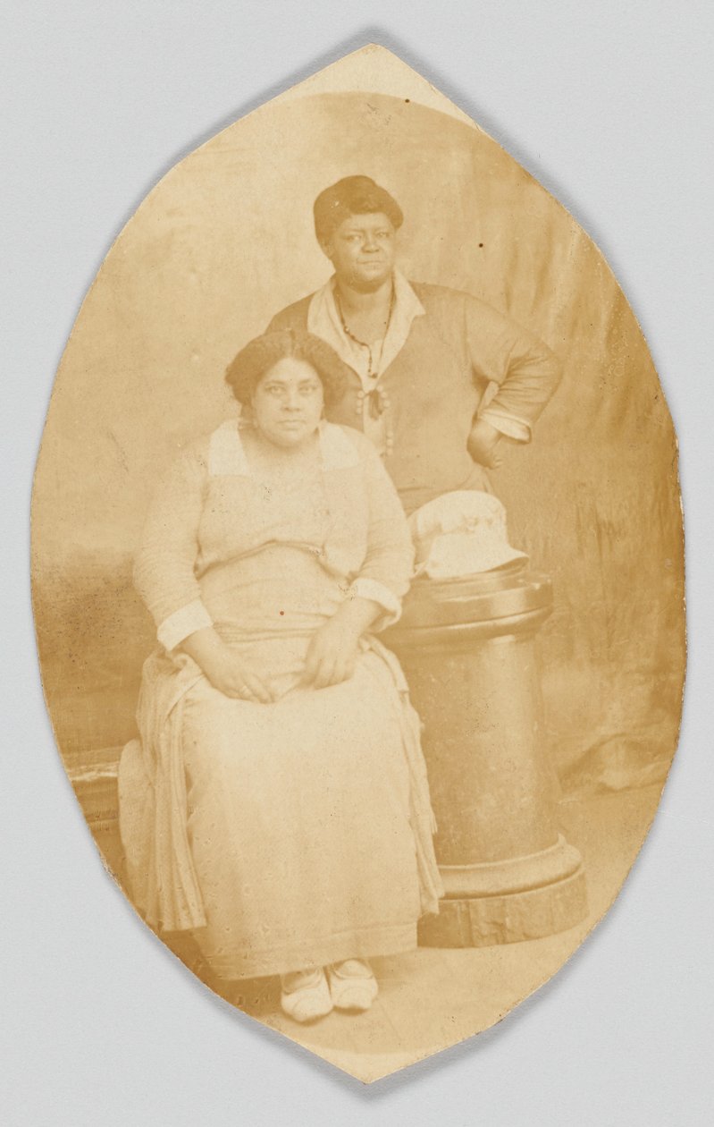 Fotografisk postkort af to uidentificerede kvinder, 1918-1930. af Unbekannt