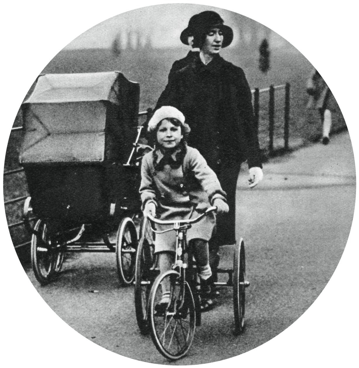 Prinsesse Elizabeth kører på en trehjulet cykel, marts 1932, 1937 af Unbekannt