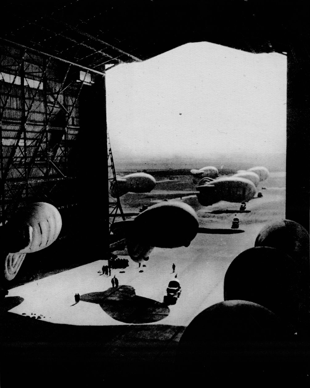 Sætte spærreildsballoner i en hangar, 1943 af Unbekannt