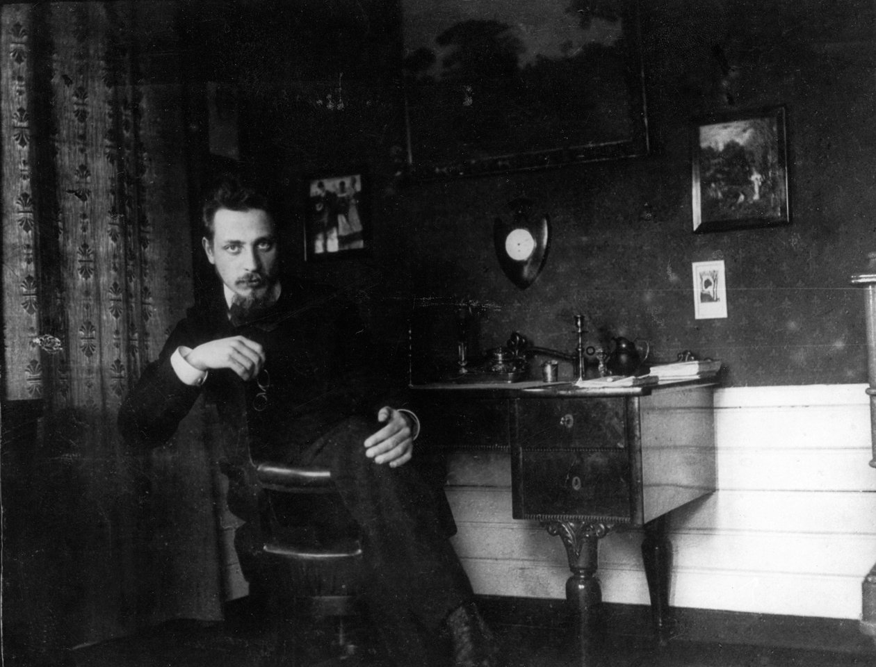 Rainer Maria Rilke i sit arbejdsværelse, ca. 1905. af Unbekannt