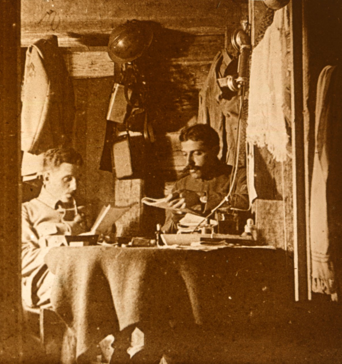 Læsning i skyttegravene, c1914-c1918 af Unbekannt