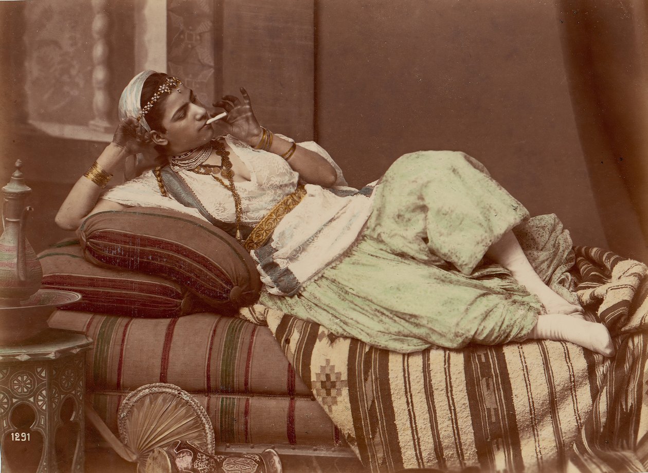 Liggende kvinde ryger, 1870-90. af Unbekannt