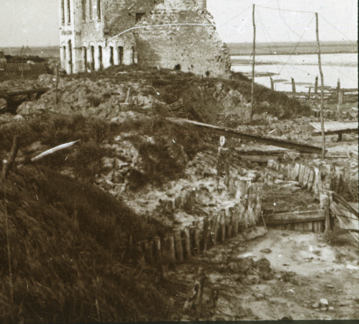 Ødelagt bygning og skyttegrave langs kysten, c1914-c1918 af Unbekannt