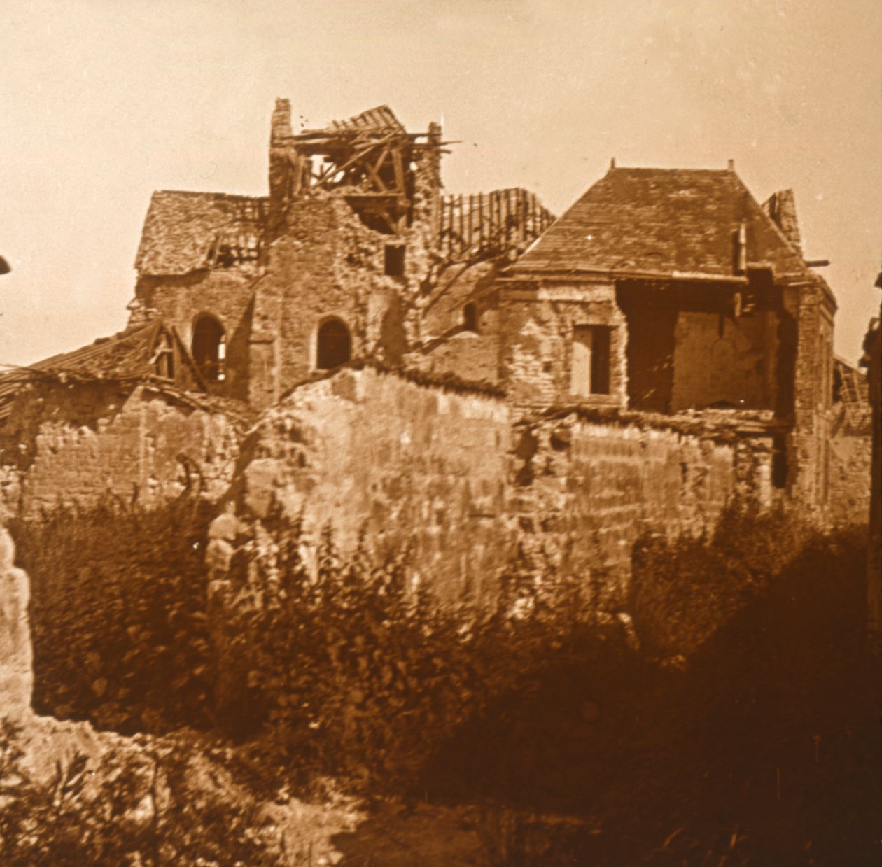 Ødelagt kirke, Beaumont-sur-Vesle, Nordfrankrig, c1914-c1918 af Unbekannt