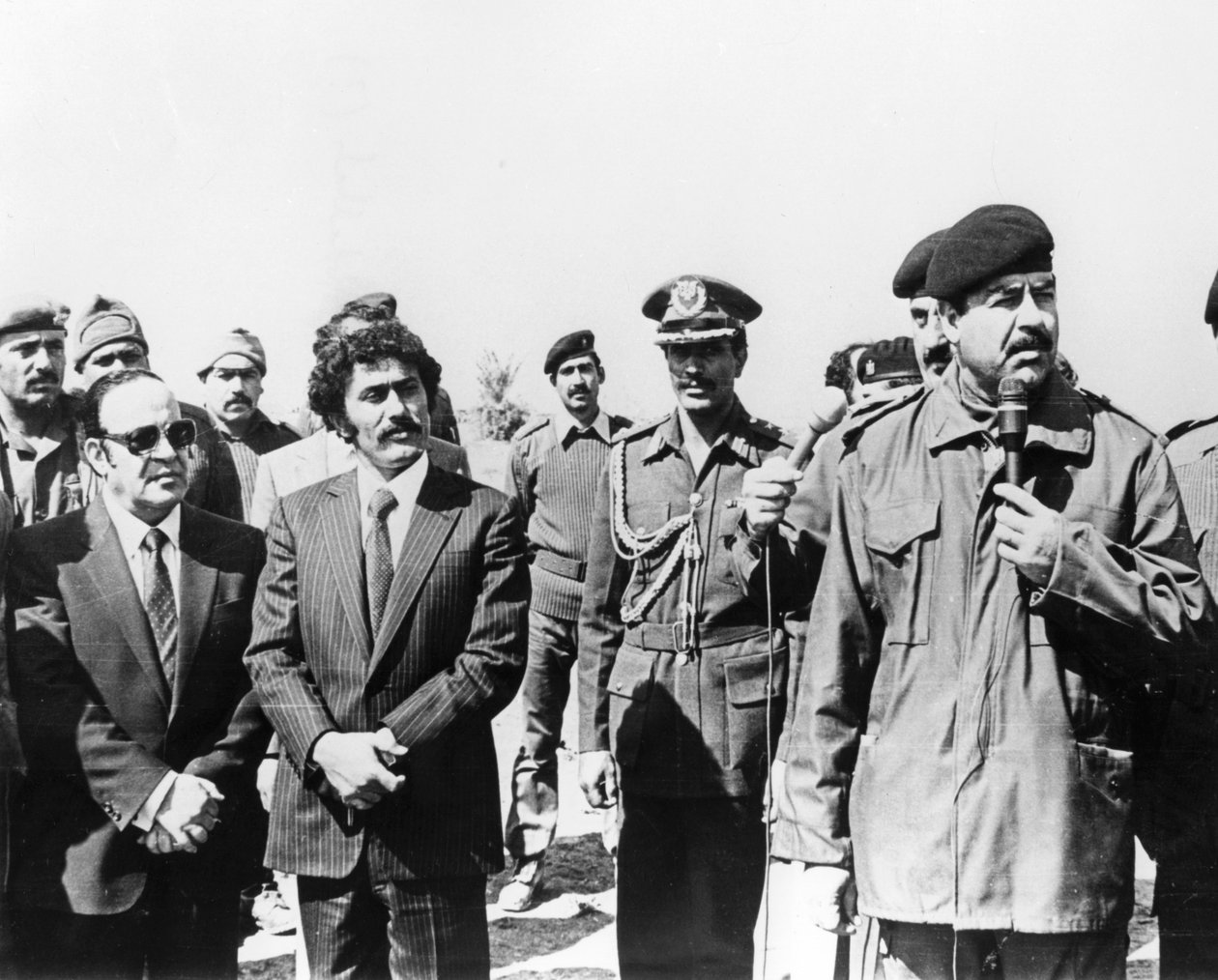 Saddam Hussein holder en tale, Irak, 1986 af Unbekannt
