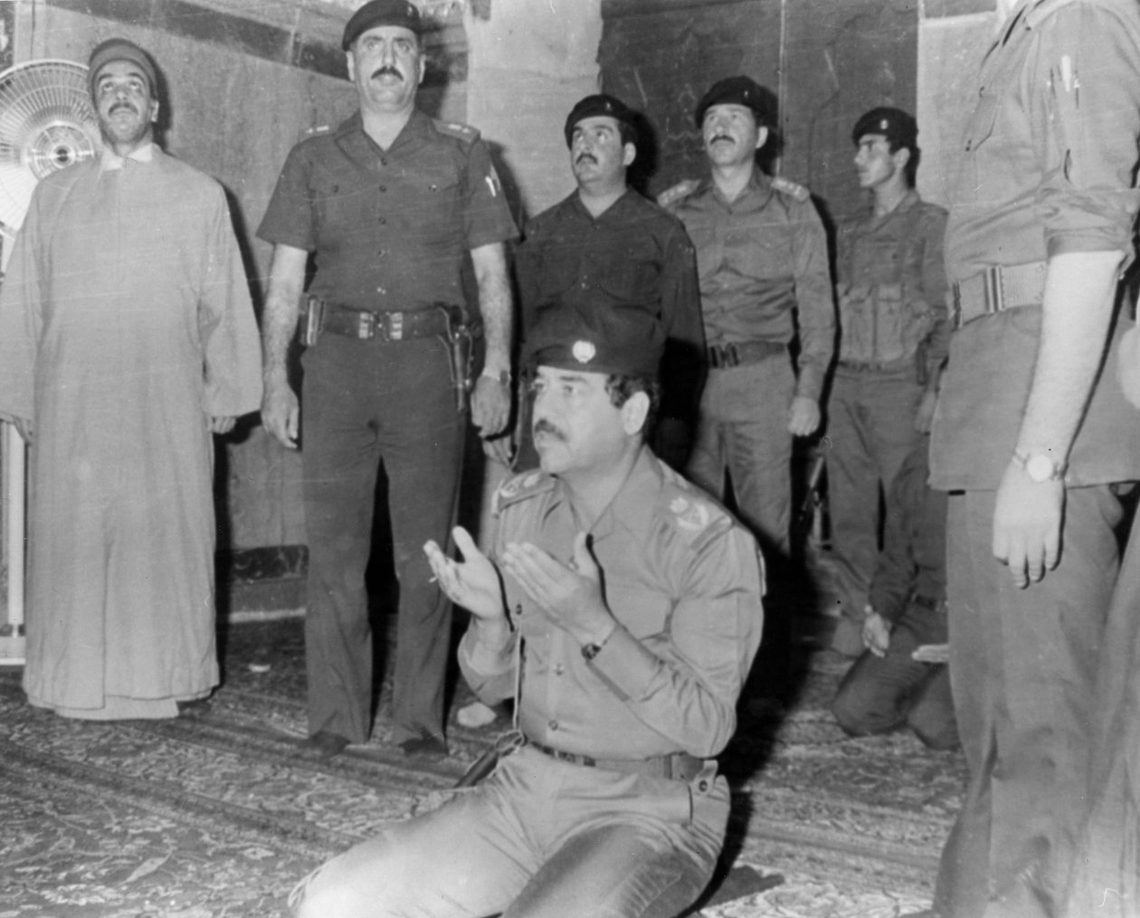 Saddam Hussein beder, Karbala, Irak, 1985 af Unbekannt