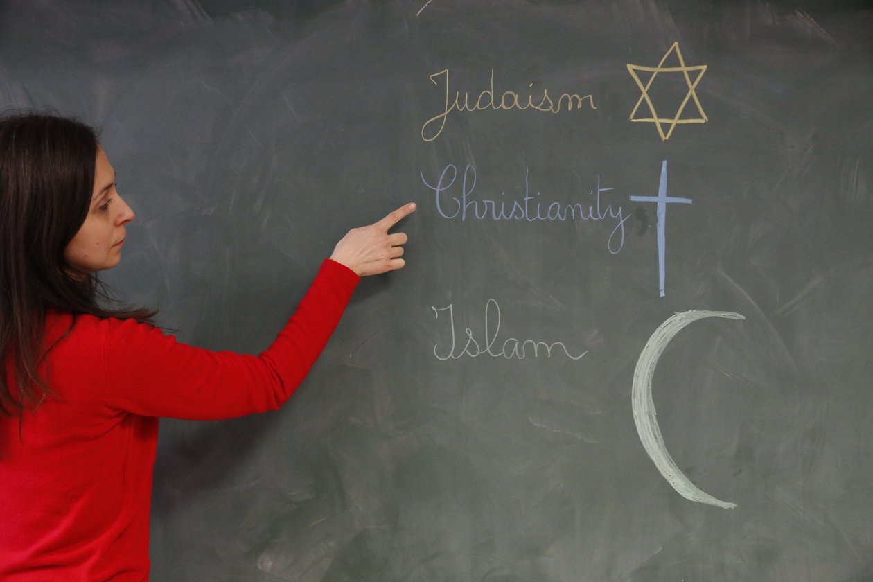 Skolelærer, der forklarer religioner, Montrouge, Frankrig af Unbekannt