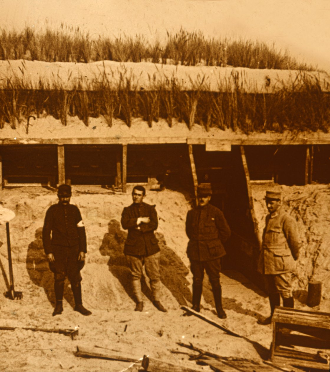 Soldater ved førstehjælpspost, c1914-c1918 af Unbekannt