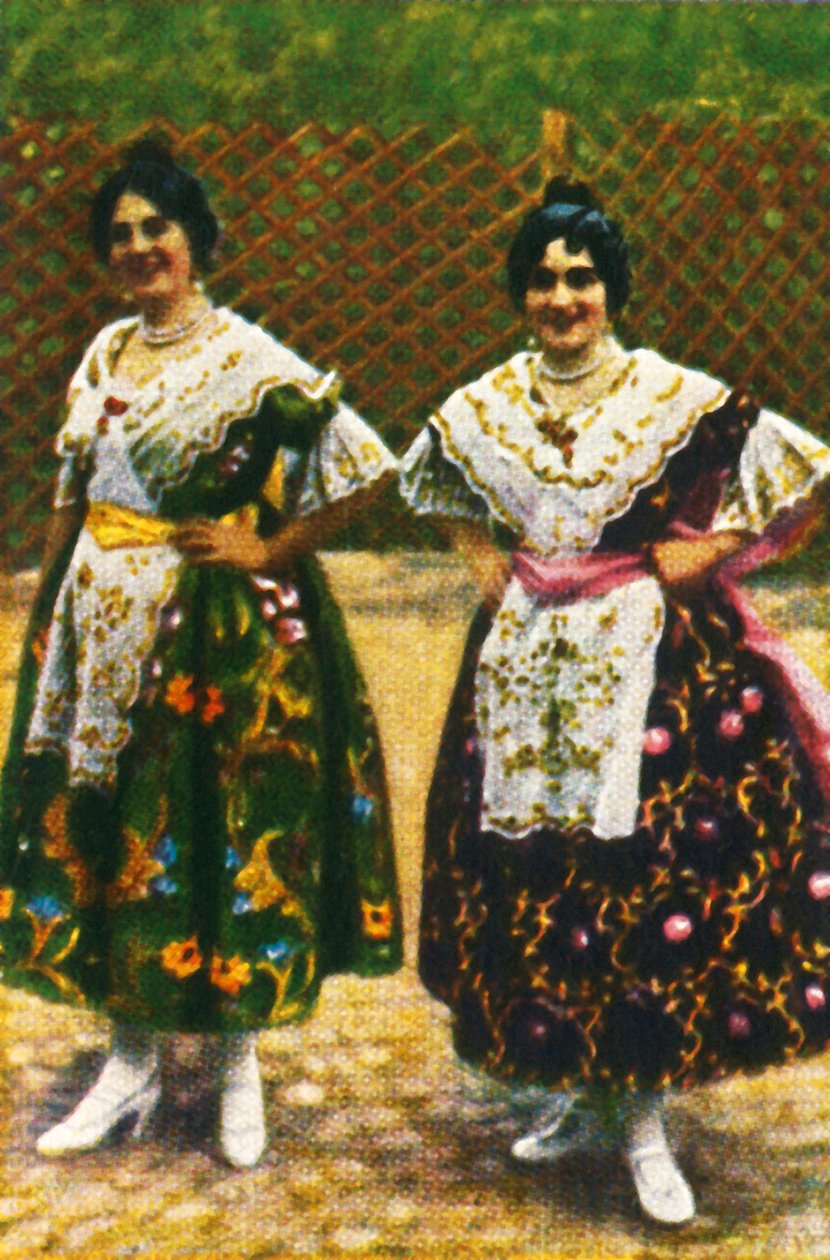 Spanske kvinder i traditionel dragt, c1928. af Unbekannt