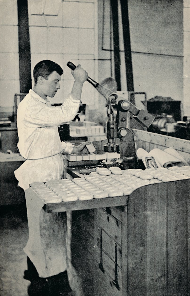 Stempling af sæbeblokke, c1917 af Unbekannt