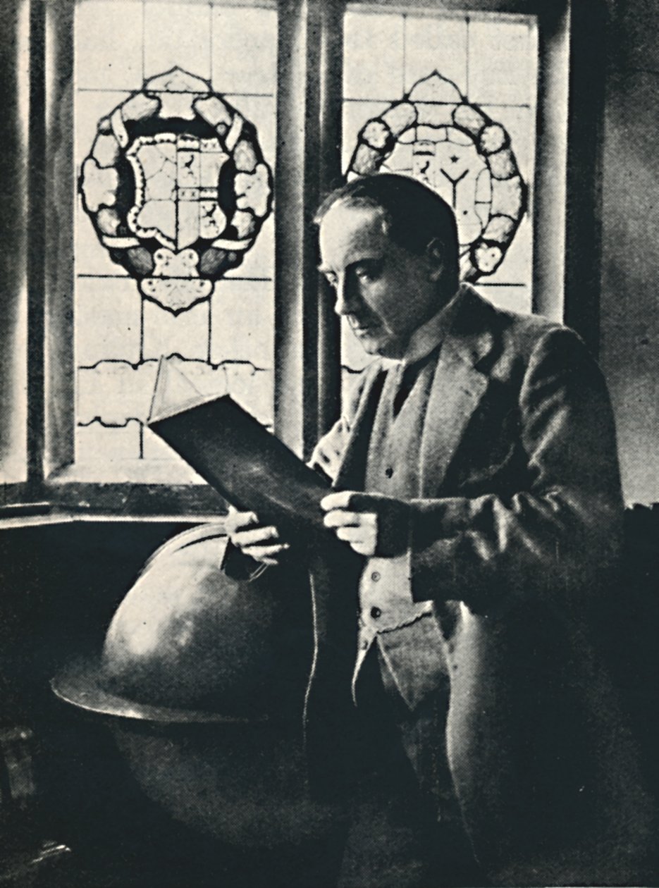 Stanley Baldwin i Gallery at Chequers, c1925 af Unbekannt