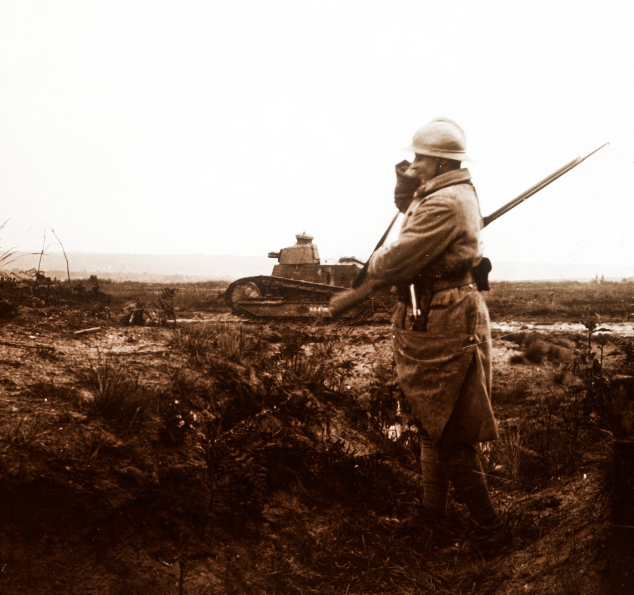 Tank og soldat på slagmarken, c1914-c1918 af Unbekannt