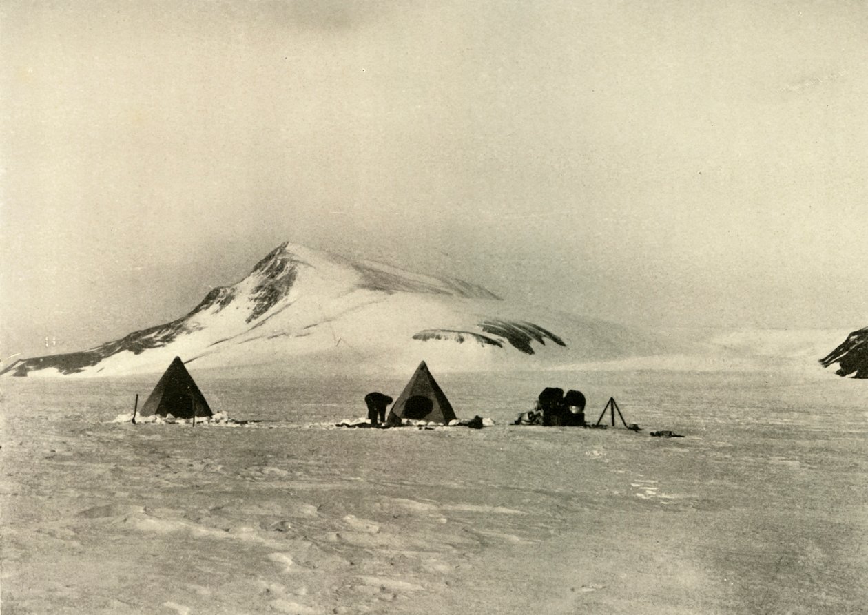 Lejren under skymageren., c1908, 1909 af Unbekannt
