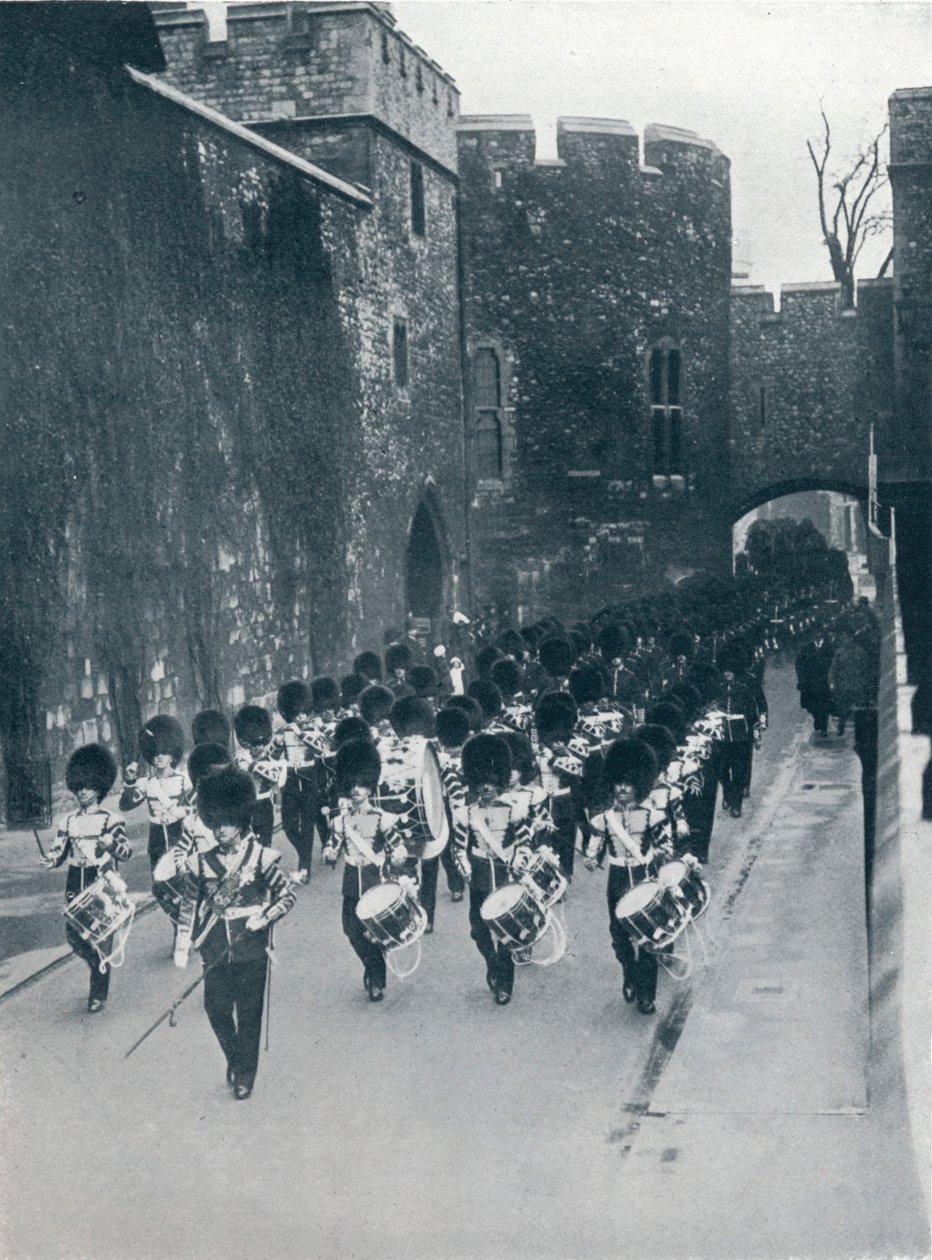 Vagterne forlader Tower of London, c1914 af Unbekannt