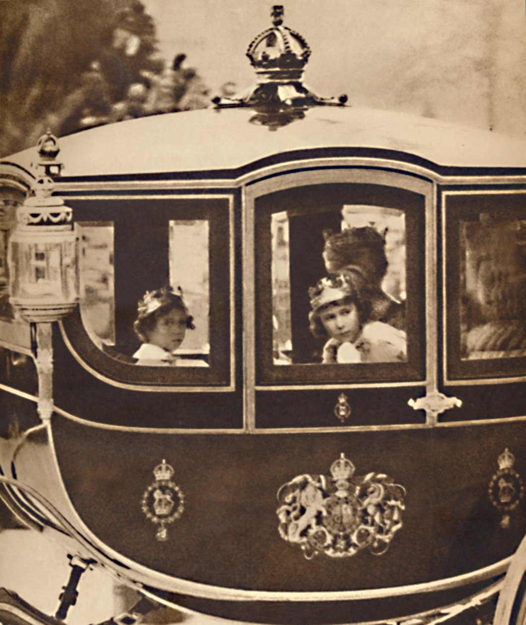 Prinsesserne går forbi den 12. maj 1937 af Unbekannt