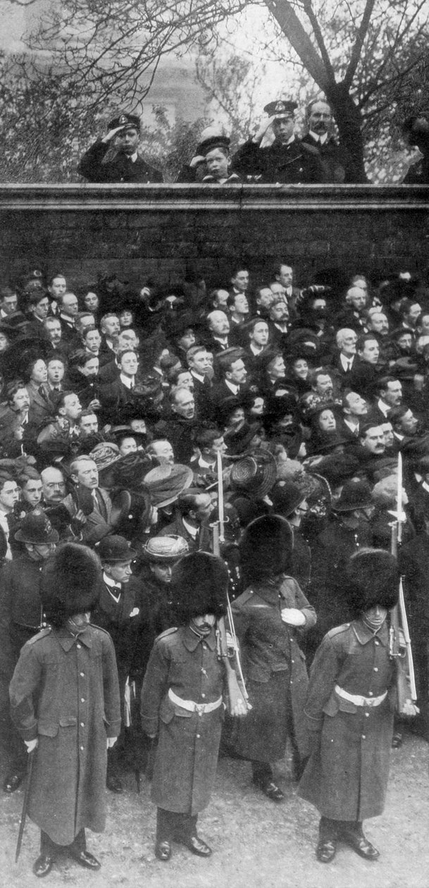 De unge prinser ser på proklamationen, 1910 af Unbekannt
